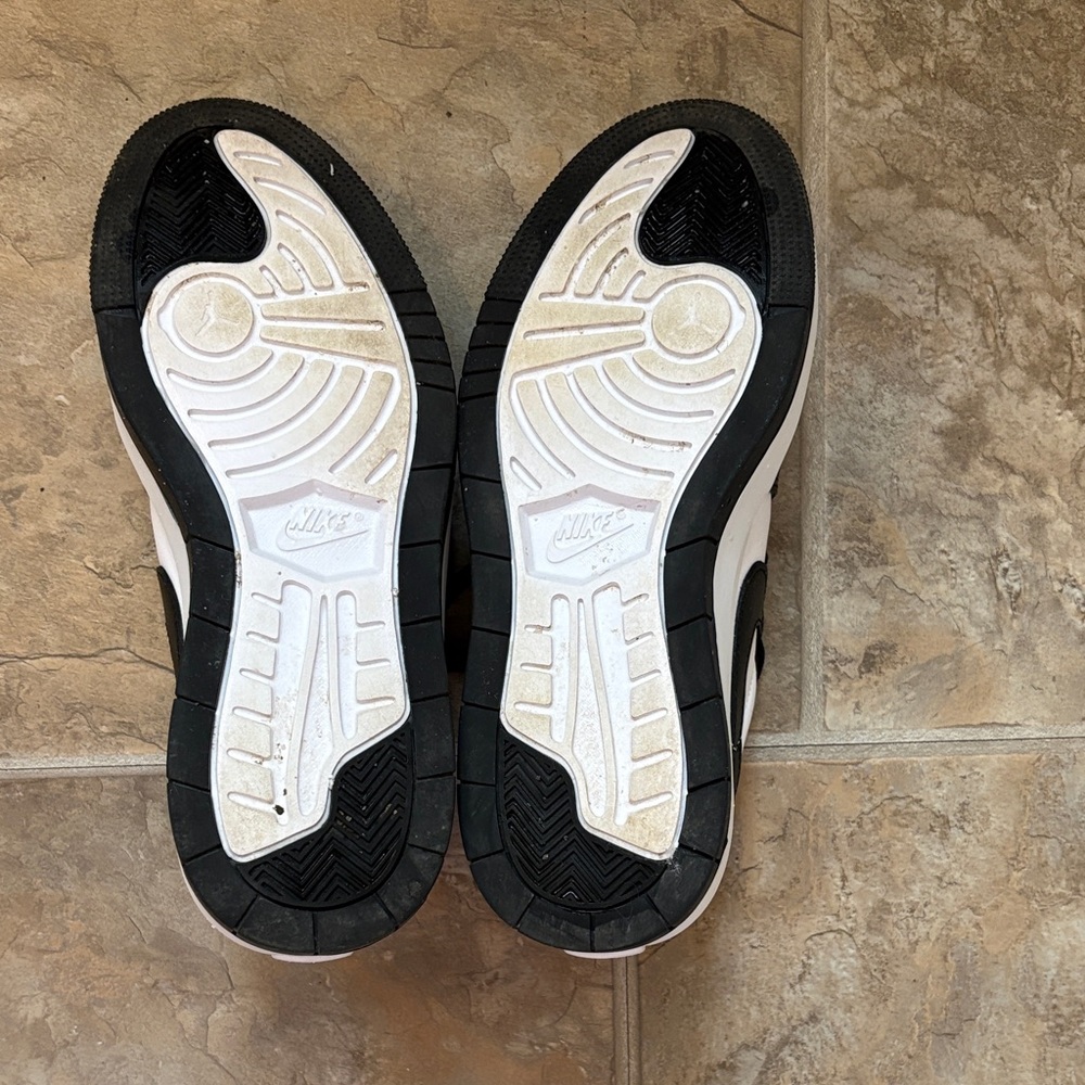 Women’s Nike Black and White Sneakers - Picture 5 of 5